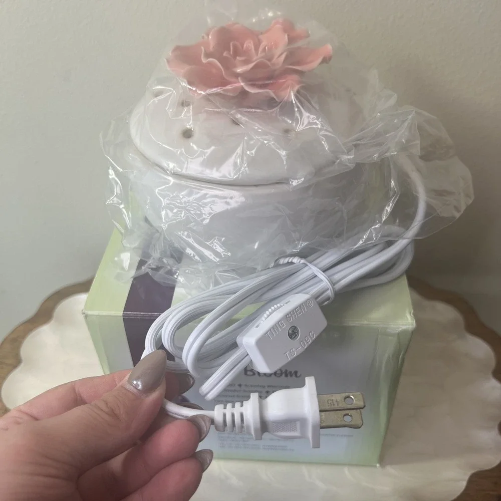 Scentsy‎ In Bloom Element Warmer Retired Pink Flower Wax Warmer NIB